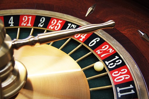 ruleta de un casino, juego disponible en vivo en casinos online españoles